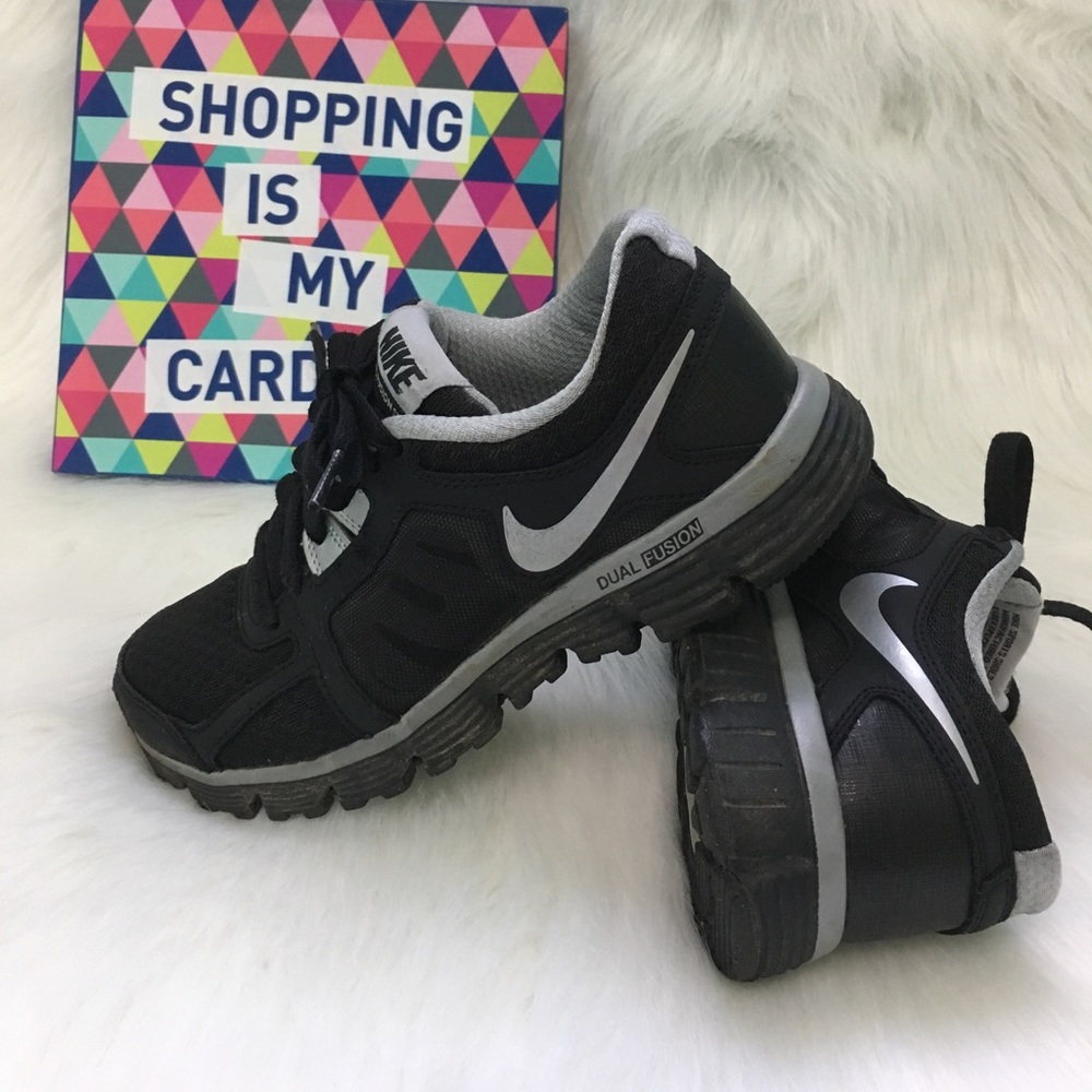 Black Nike dual fusion black sneakers