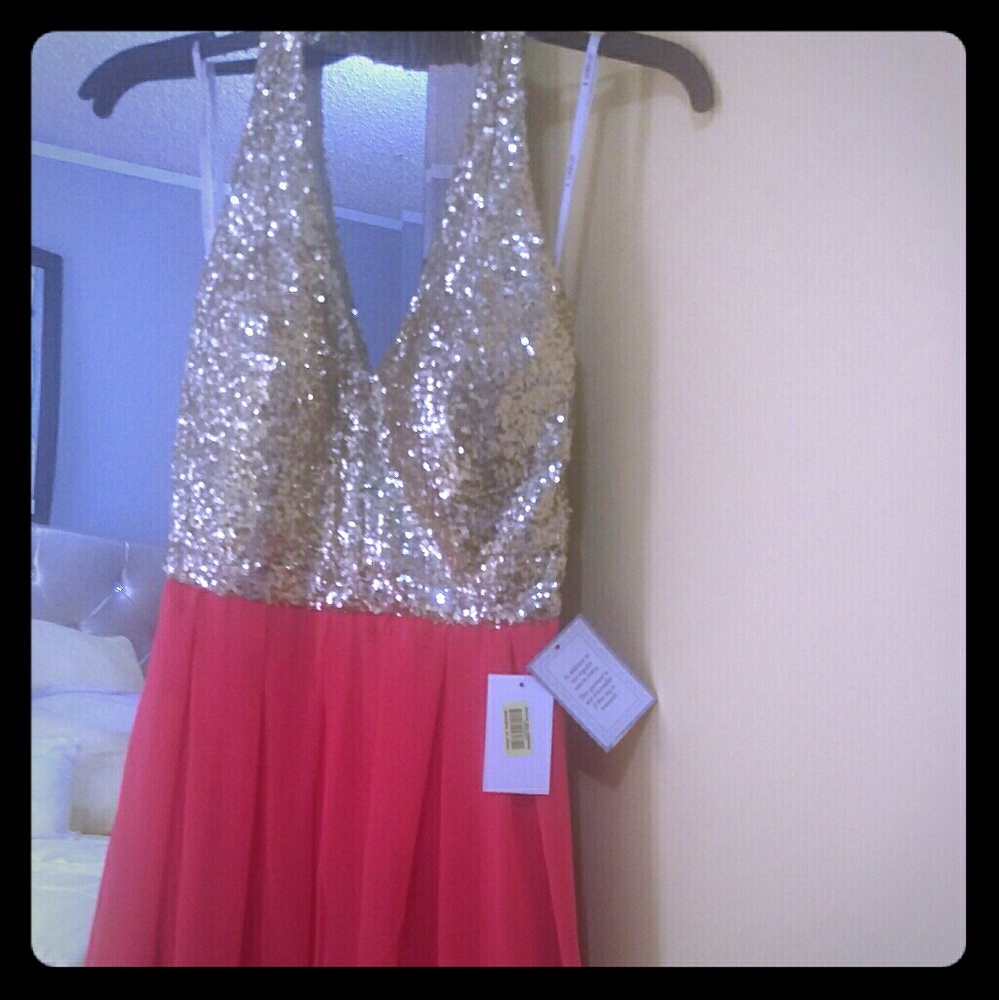 GREAT NWT SHORT CORAL DRESS FOR PROM! ❤