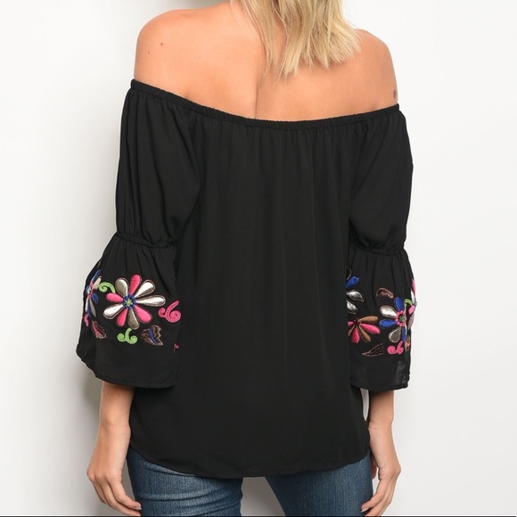 🌸Off the Shoulder Black Top🌸 - Picture 3 of 5