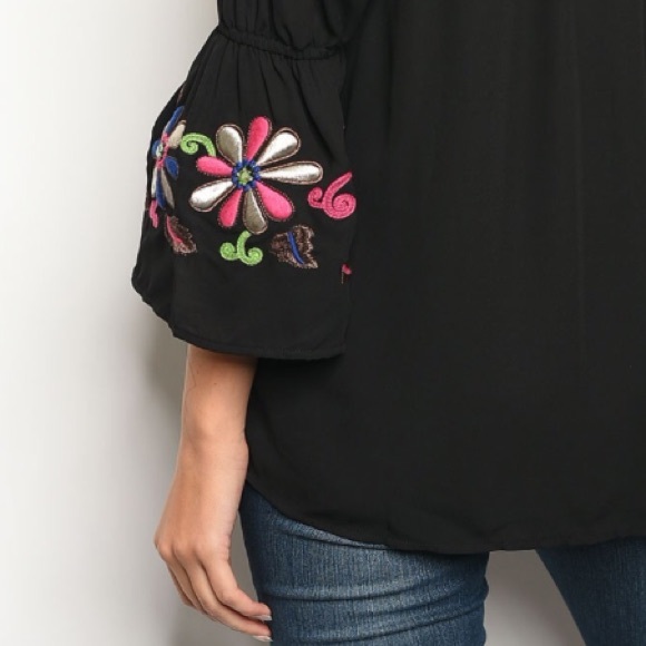 🌸Off the Shoulder Black Top🌸 - Picture 4 of 5