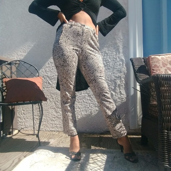 ✌🏽Calvin Klein snake-ish print high rise pants - Picture 2 of 4