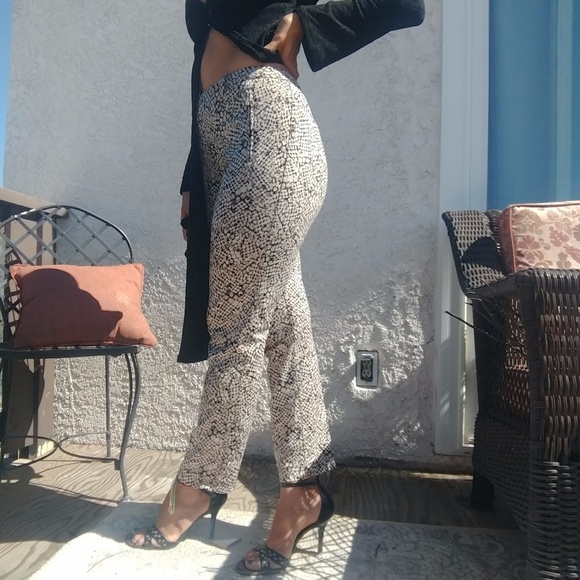✌🏽Calvin Klein snake-ish print high rise pants - Picture 4 of 4