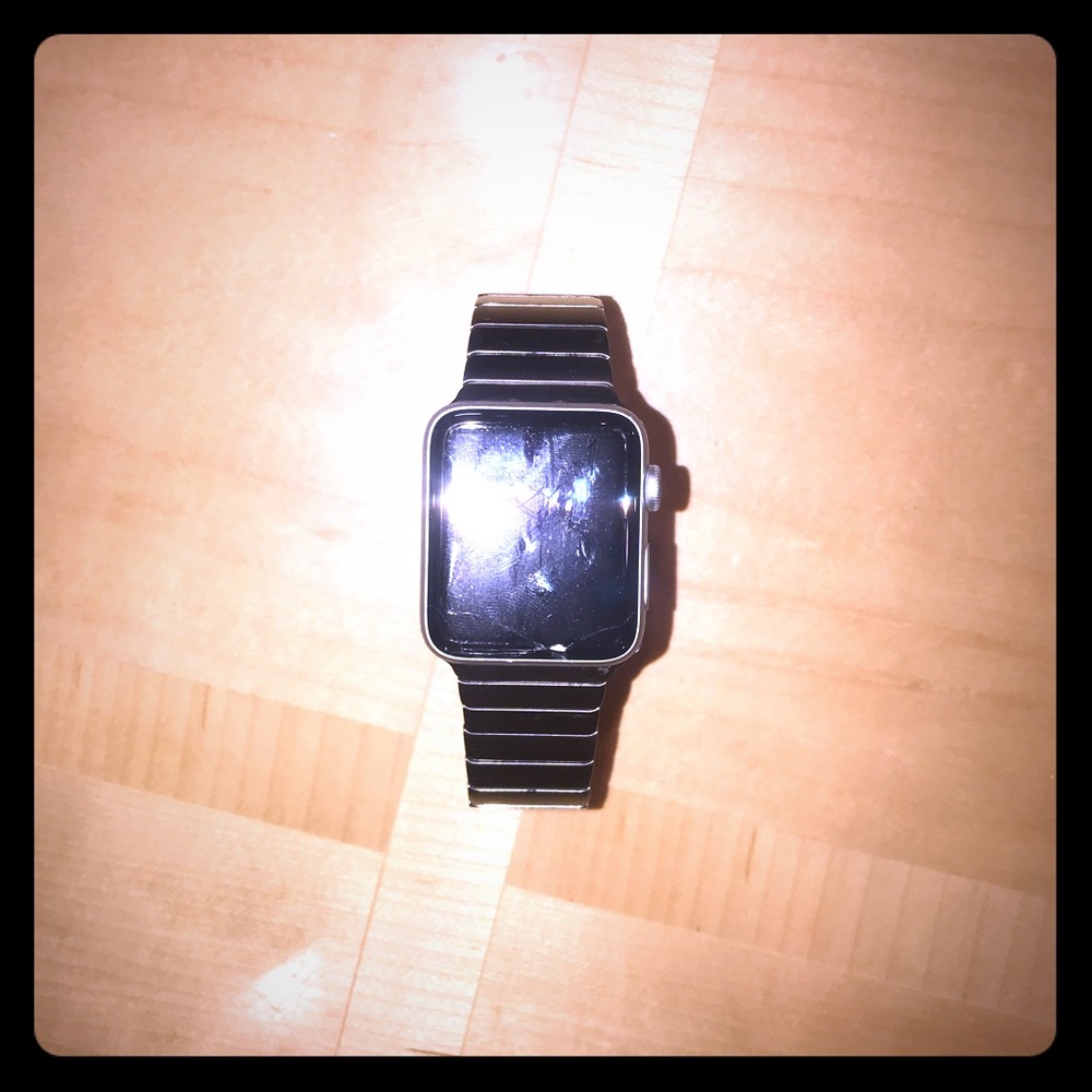 APPLE WATCH SERIES 2 WITH SILVER WATCH BAND