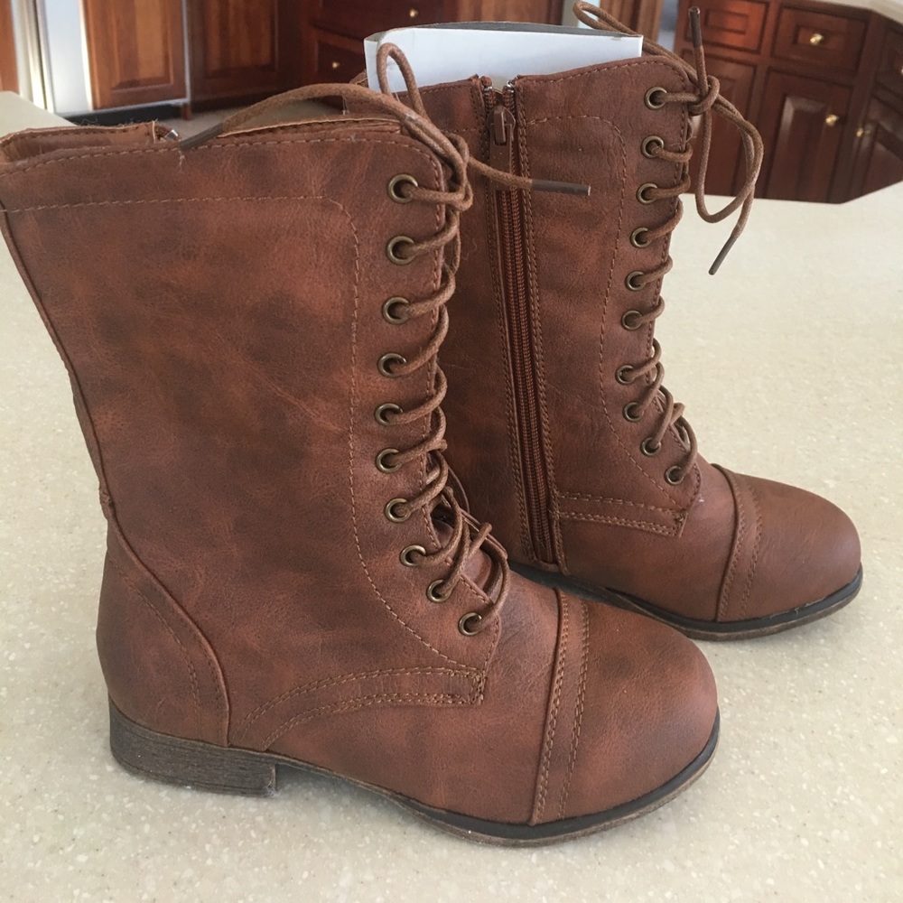 Brown synthetic leather lace-up boots