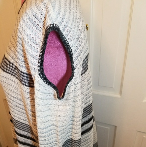 Cold Shoulder Striped Top - Picture 3 of 5