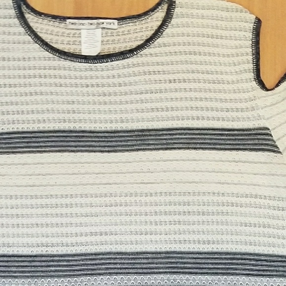 Cold Shoulder Striped Top - Picture 4 of 5