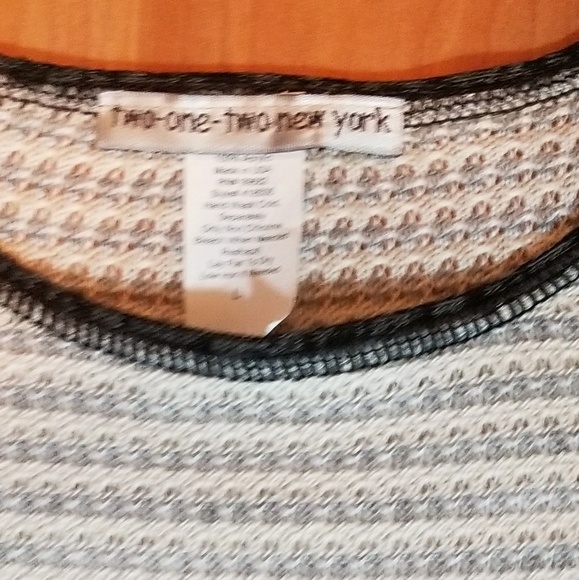 Cold Shoulder Striped Top - Picture 5 of 5