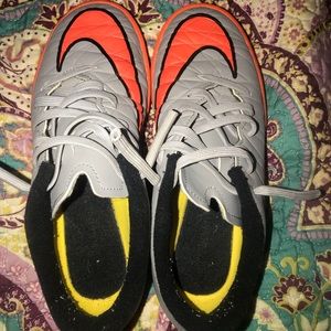 Boy’s Nike soccer shoes 1Y (NOT CLEATS)
