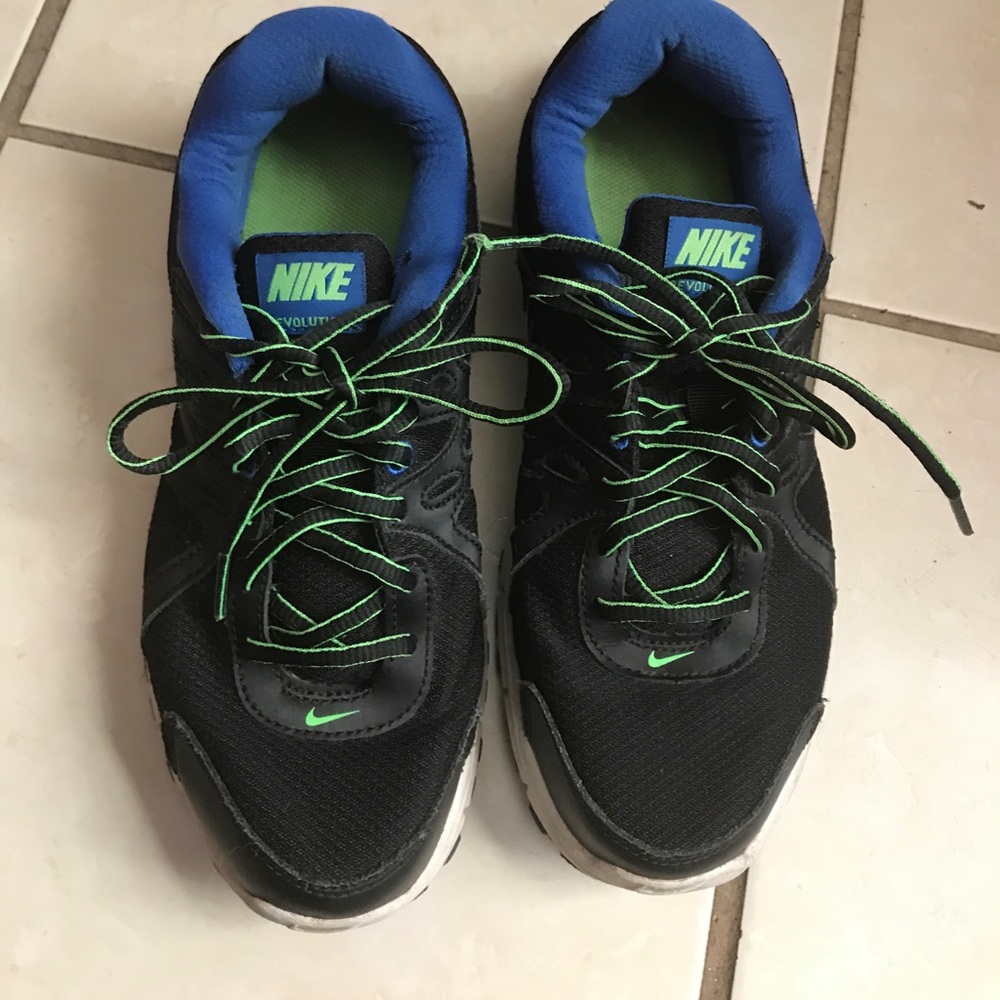 Tennis shoes