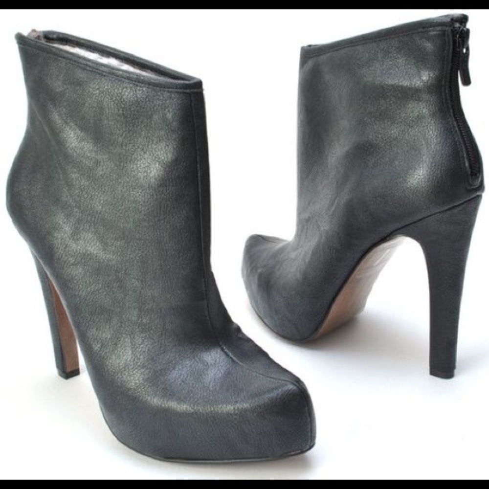 BCBG Pallin black leather platform booties size 8
