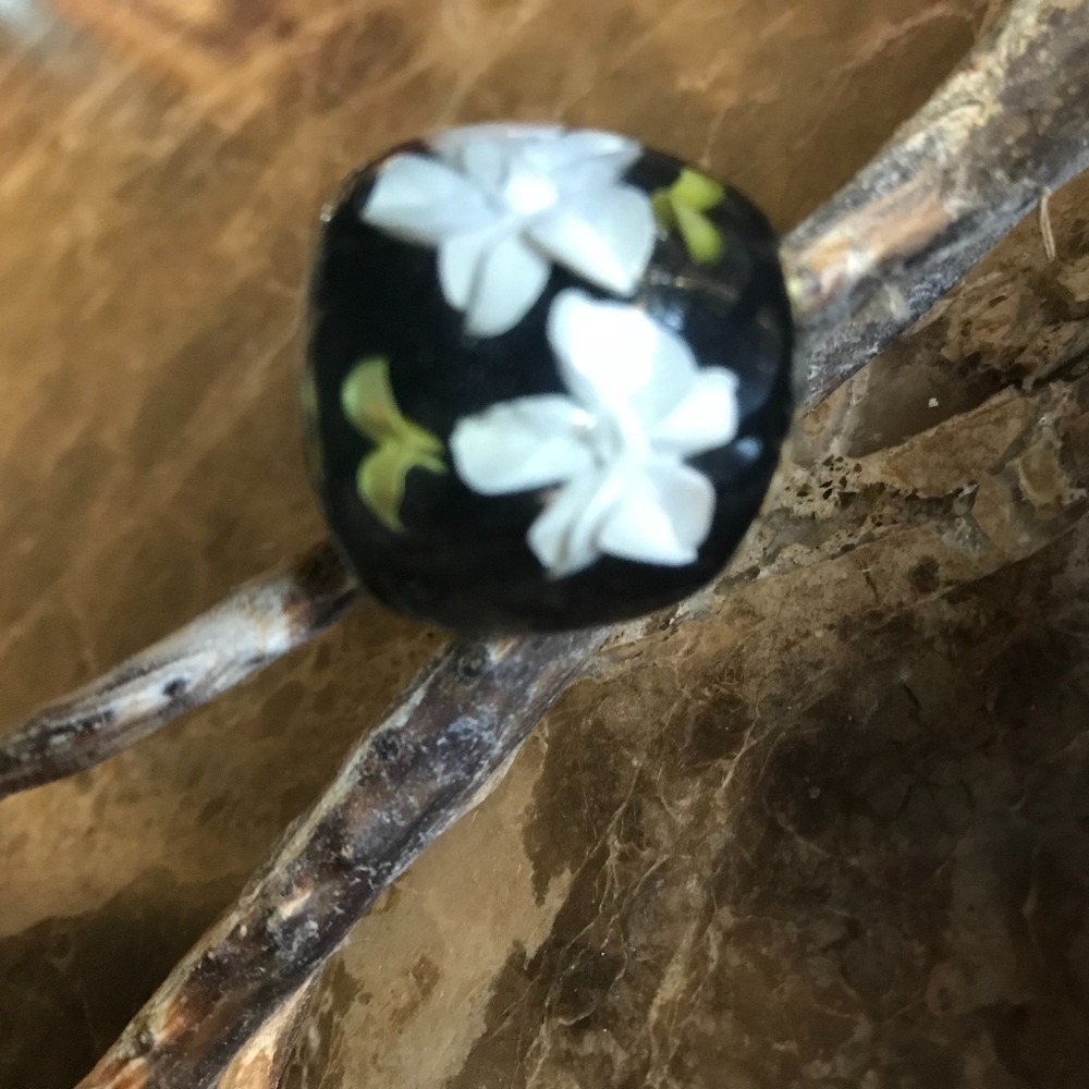 Vintage 1960's Mod White Flower Lucite Ring
