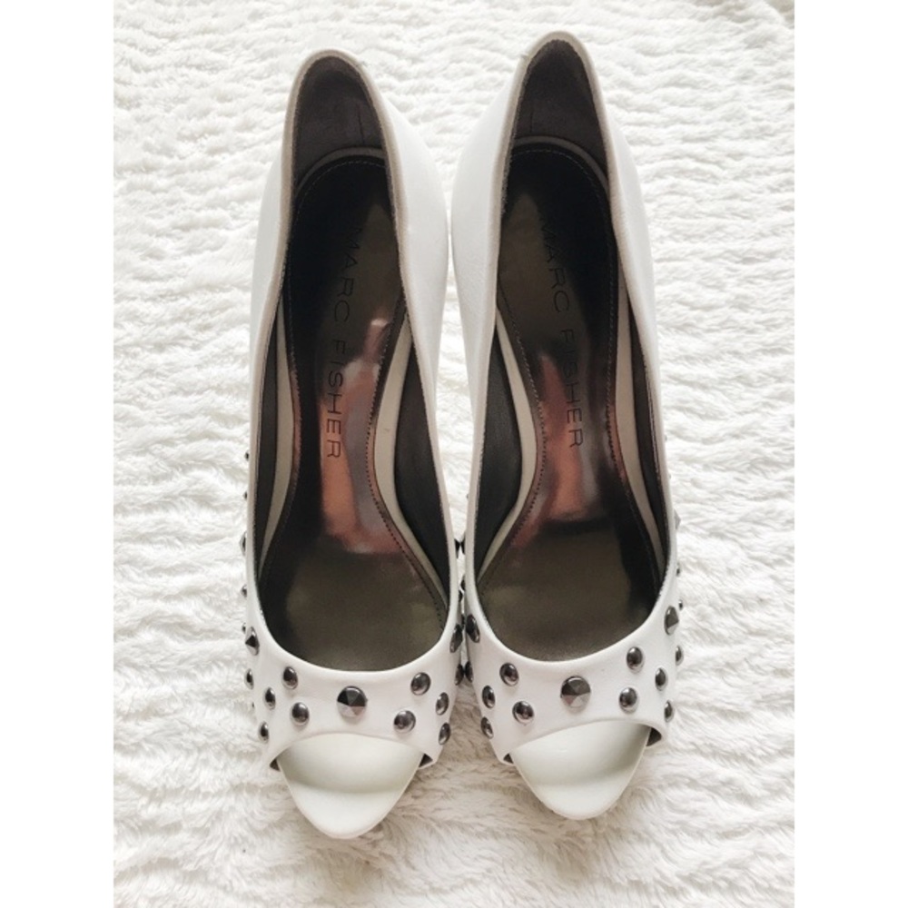 MARC FISHER WHITE LEATHER STUDDED HEEL