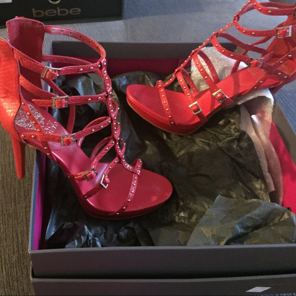 It fits size 5.5 or 6 narrow .. I wear 6 wide