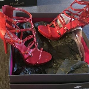 It fits size 5.5 or 6 narrow .. I wear 6 wide