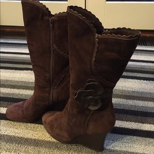 BCBG BROWN SUEDE BOOTS