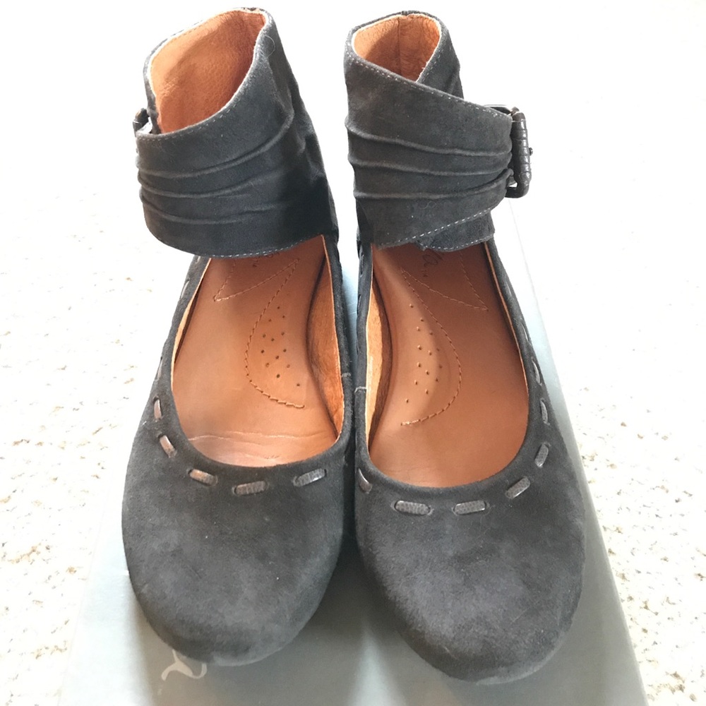 Naya flats with ankle strap