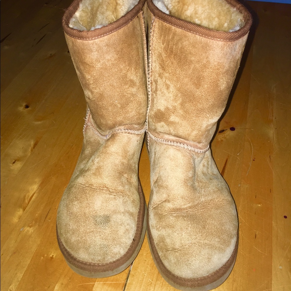 UGG Australia Women’s Classic Short - sz 9