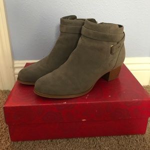 I’m selling cute ankle booties slightly worn!