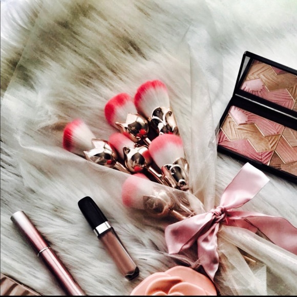Other - 🎀Rose Gold Flower Roses Shaped Makeup Brushes🎀