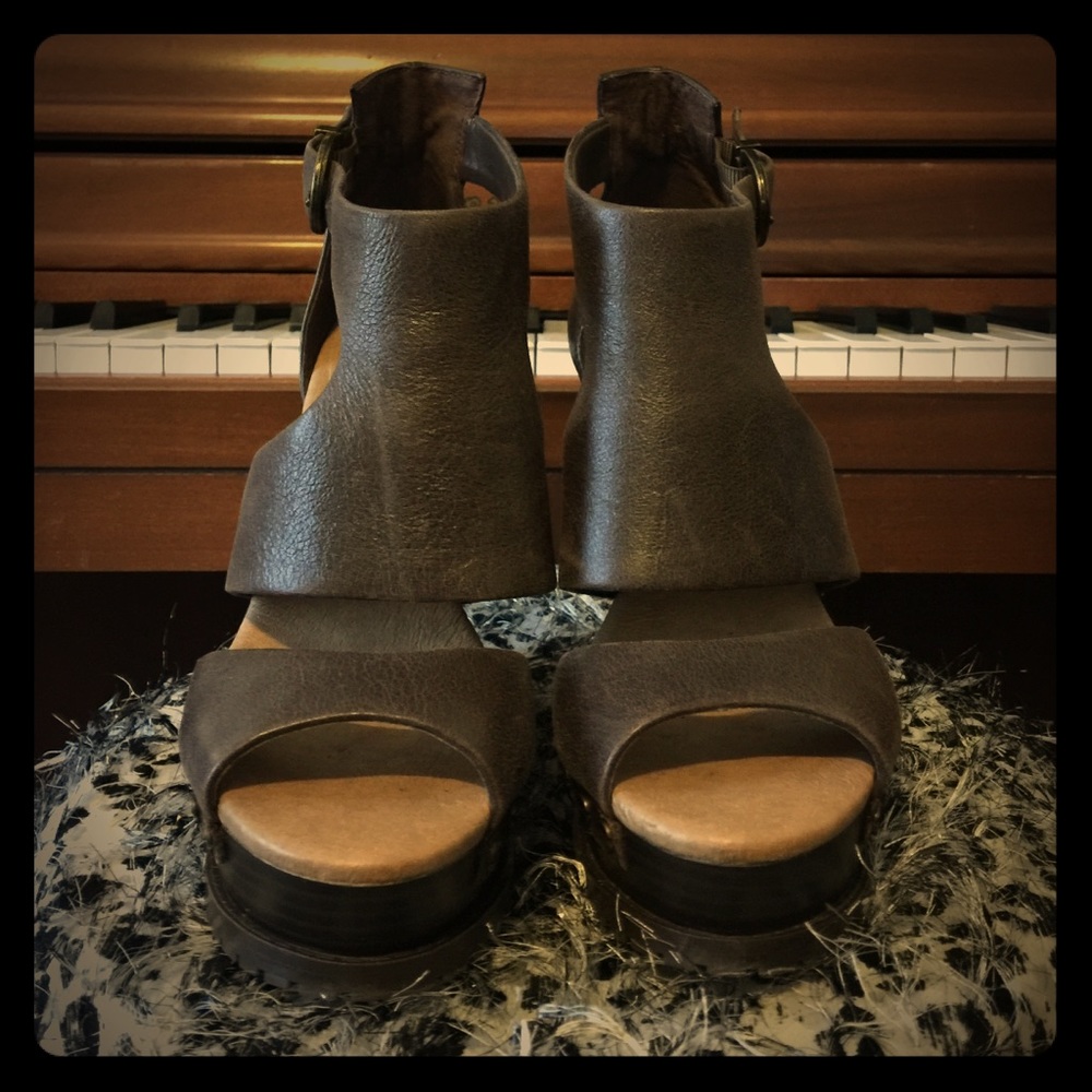 Size 6 Jessica Simpson brown leather wedges