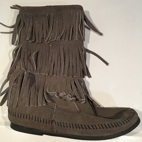 Minnetonka Shoes - ❤️❤️BEAUTIFUL AUTHENTIC MINNETONKA GRAY FRINGE ❤️