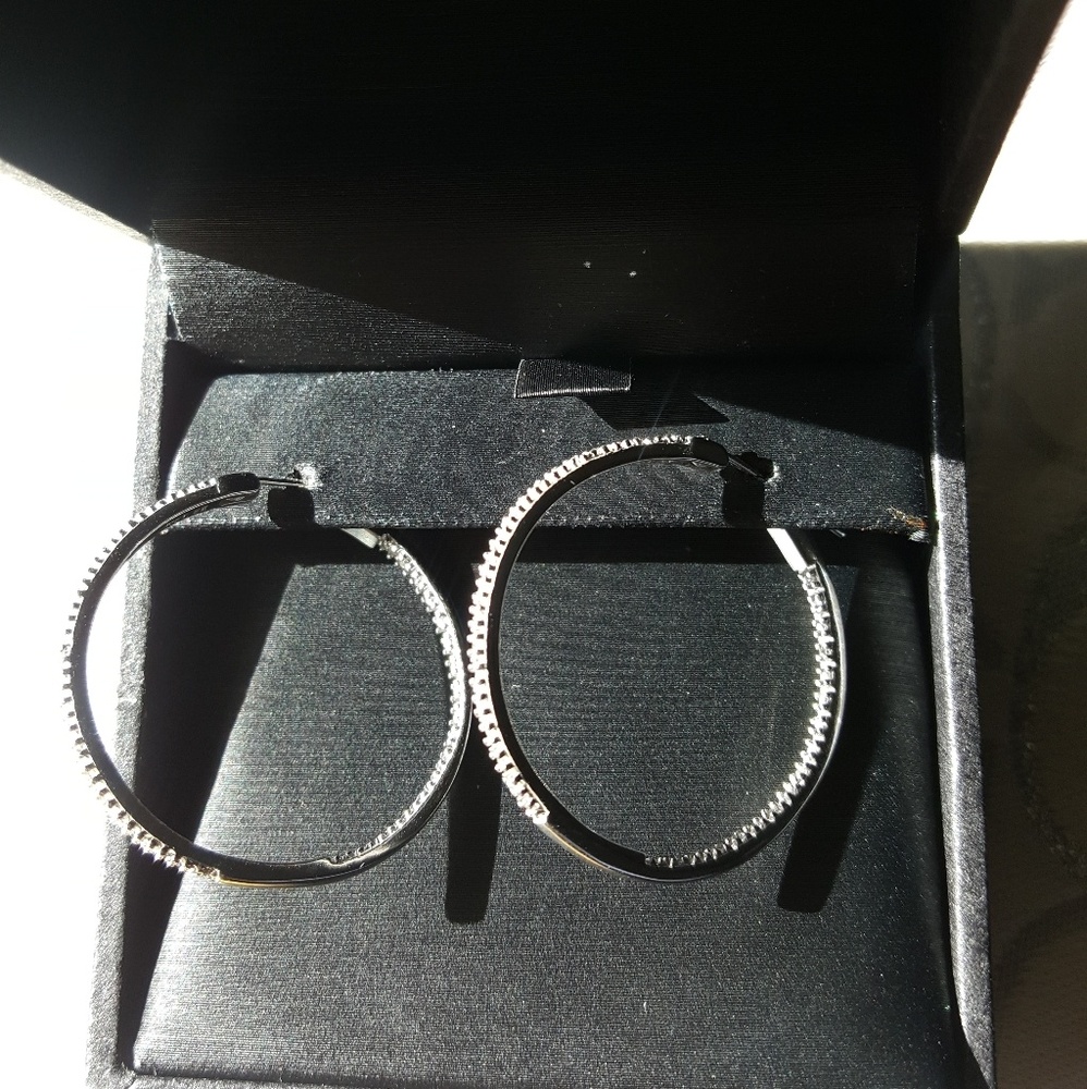 10k white diamonds hoops. Front/back