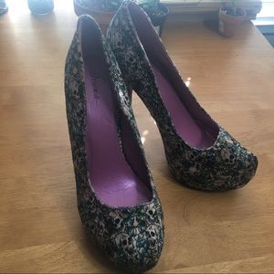 Beige/teal floral skull pumps sz 8