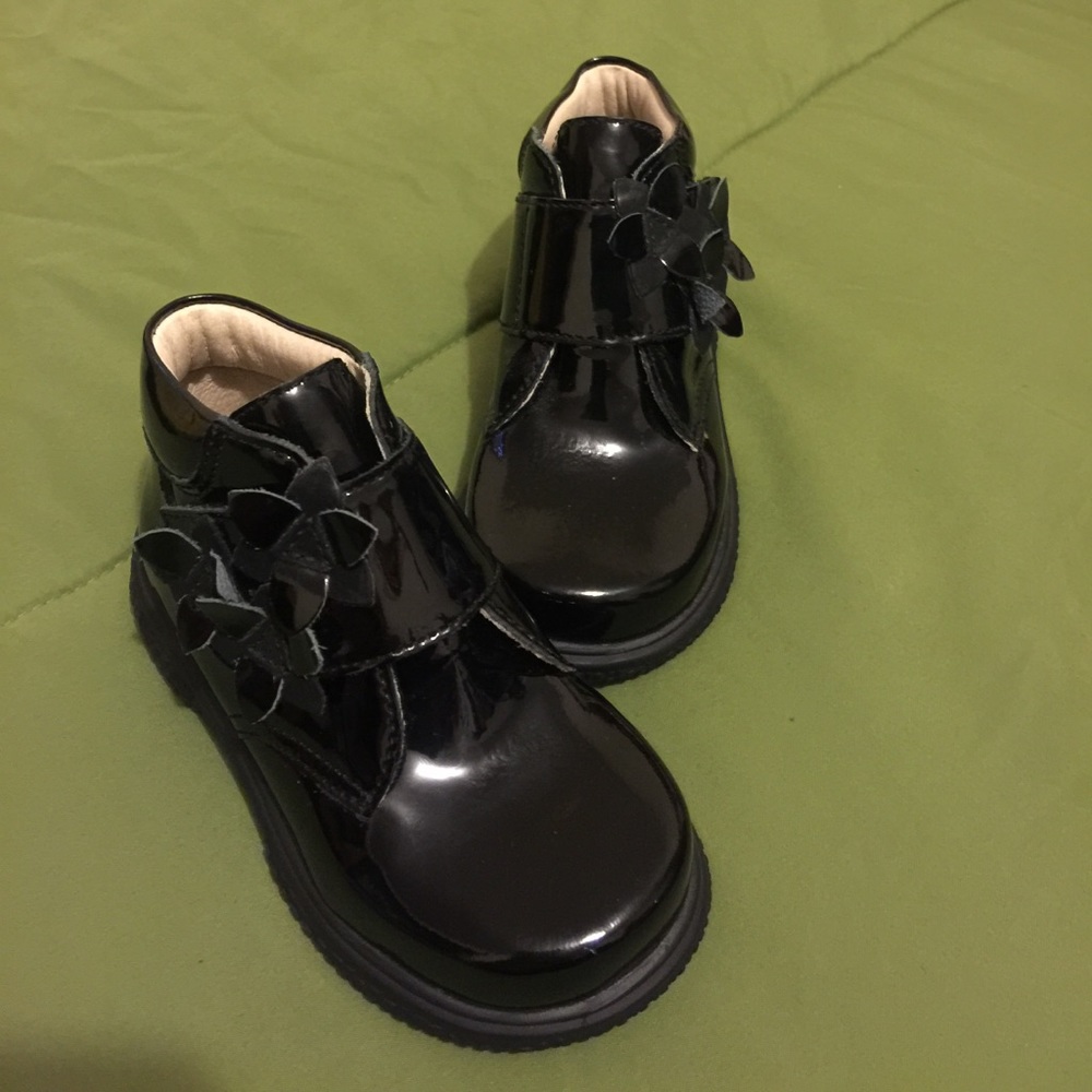 Toddler dress shoes.
