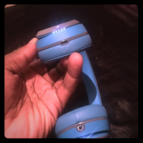 Dr.Dre Bluetooth Beats Comes With Everything - Picture 1 of 2