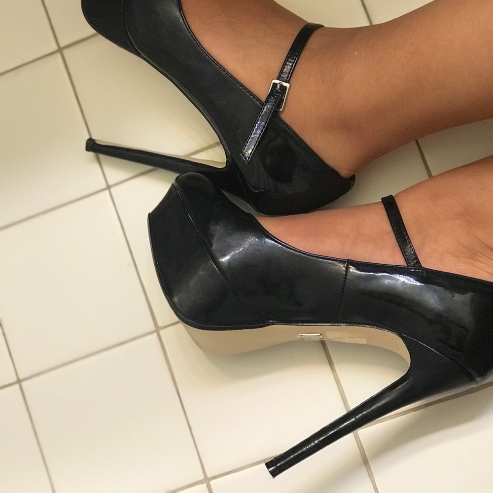 Black pumps