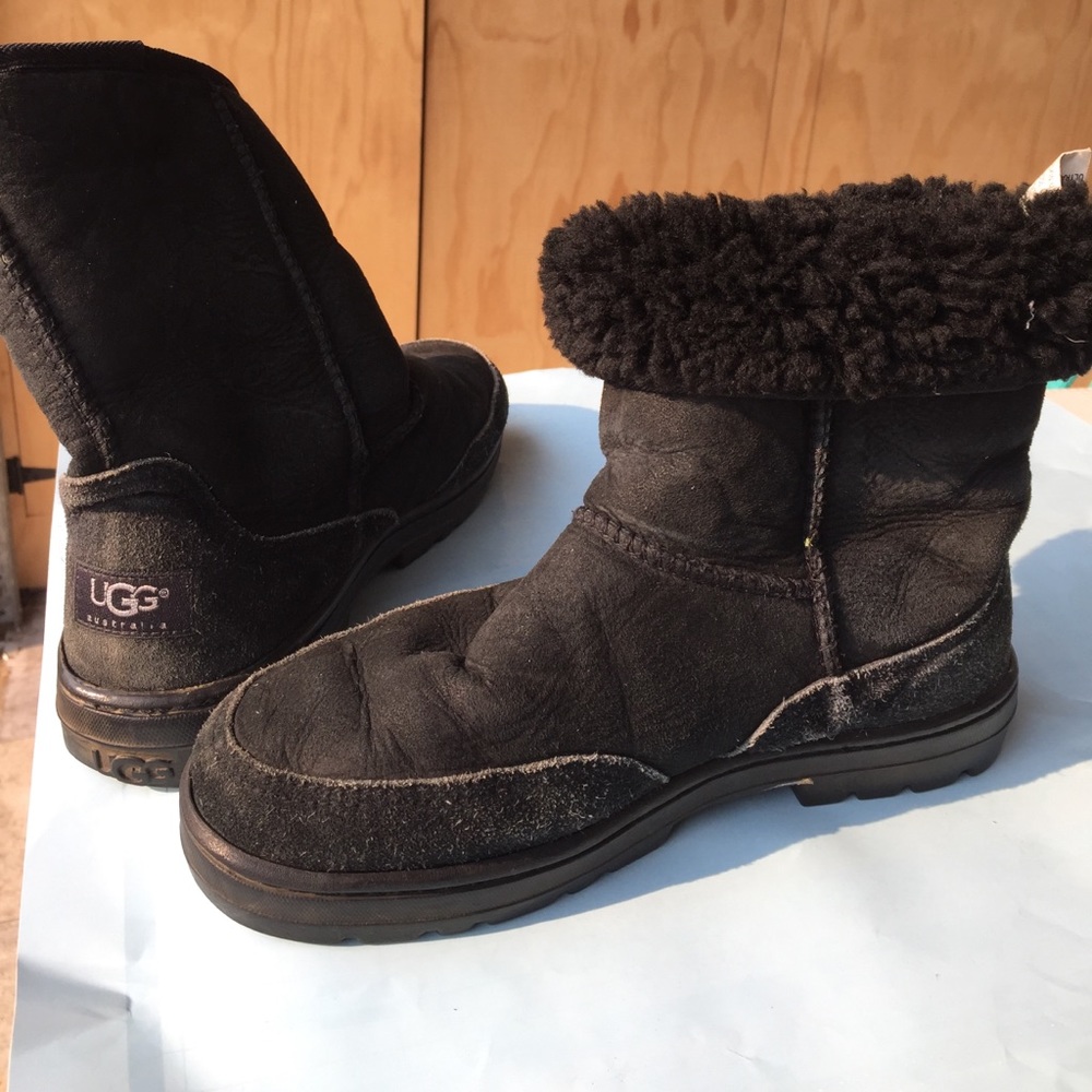 UGG WOMEN's boots size 7 runs big (8-8.5)