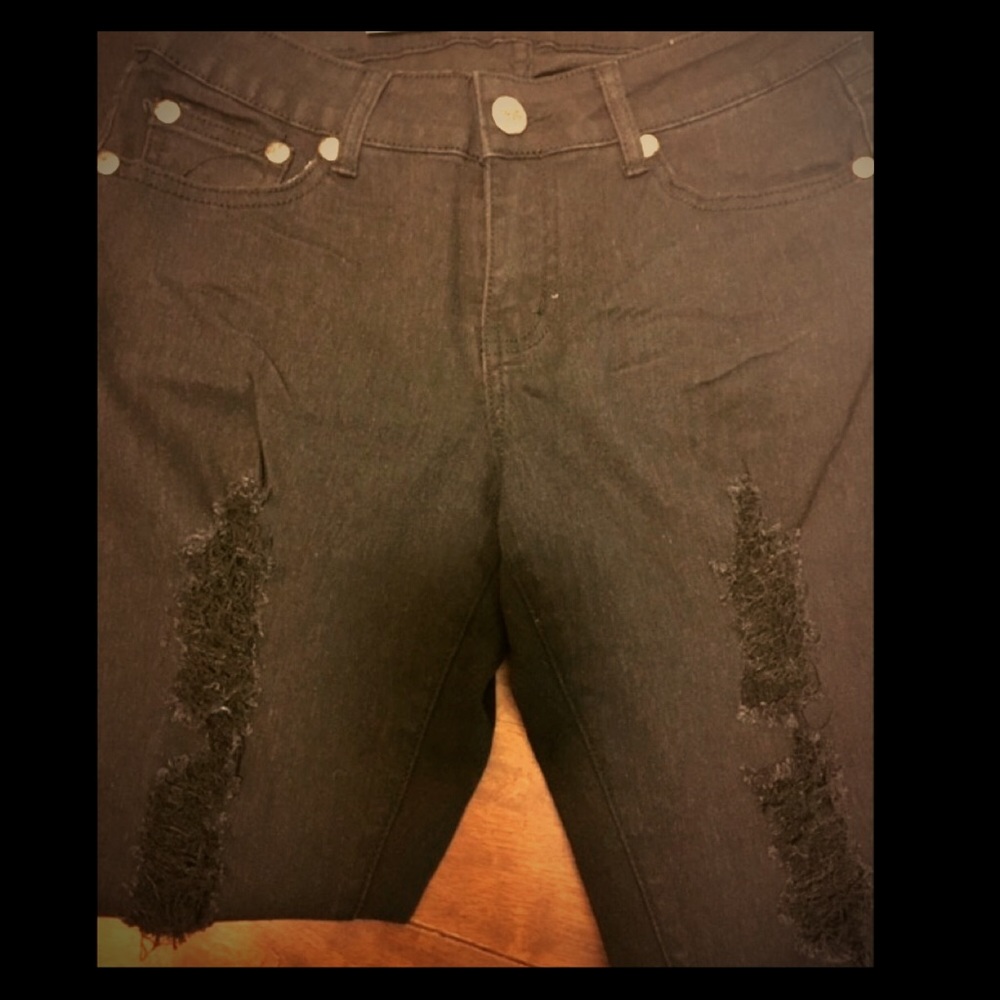 MAKE AN OFFER‼️NEW U.W.D. SKINNYDISTRESSED JEANS