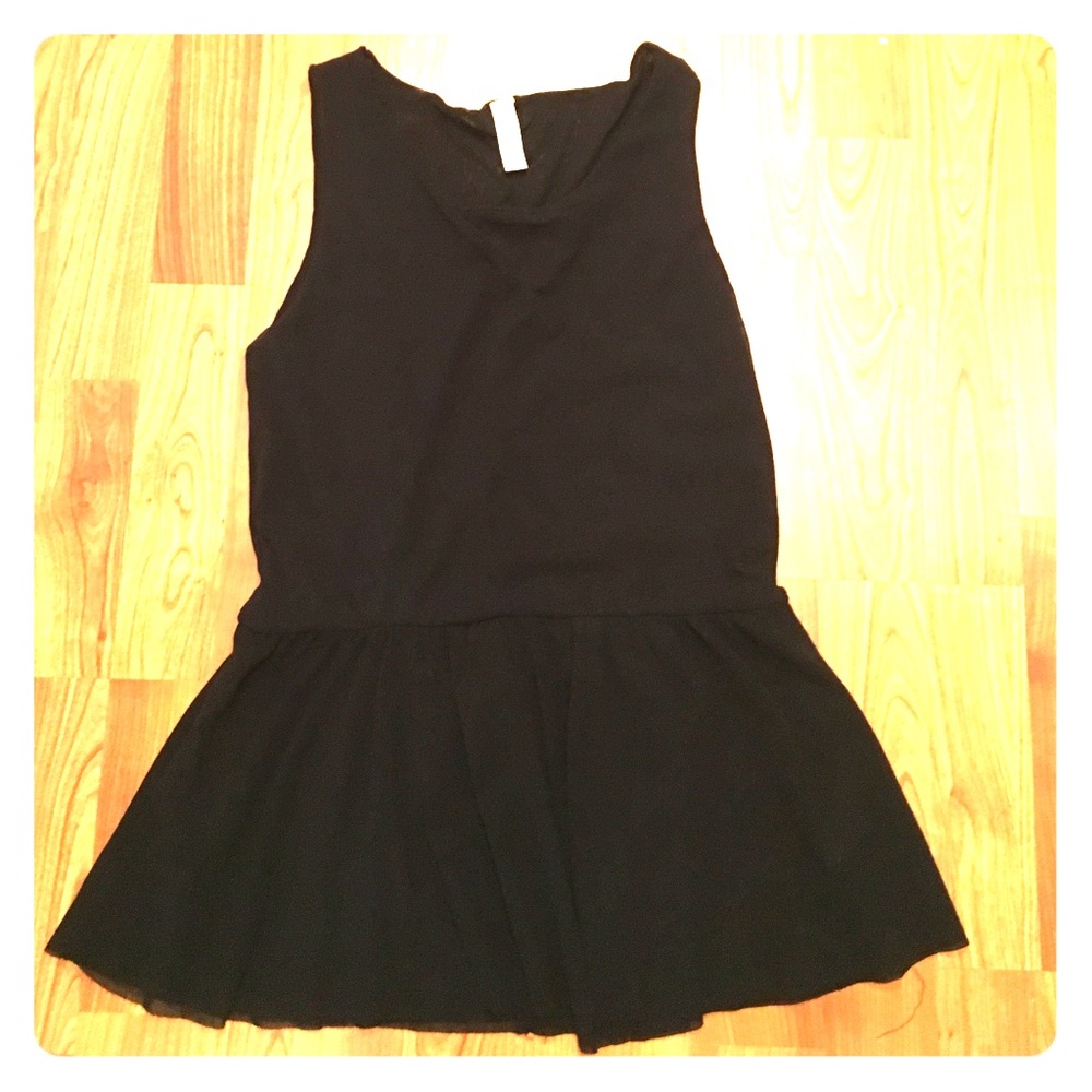 Sweet Pea black peplum top - L
