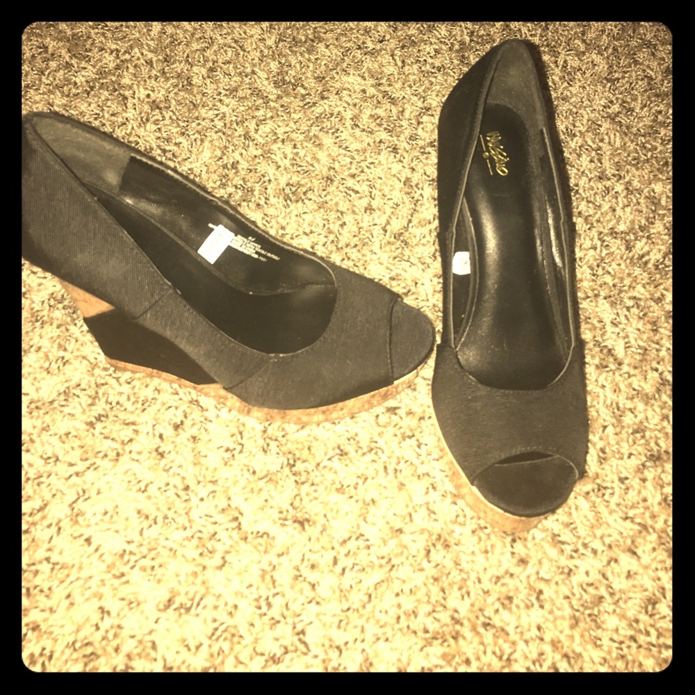 Barely worn Black and tan wedges