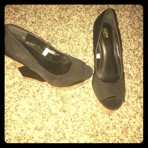 Barely worn Black and tan wedges