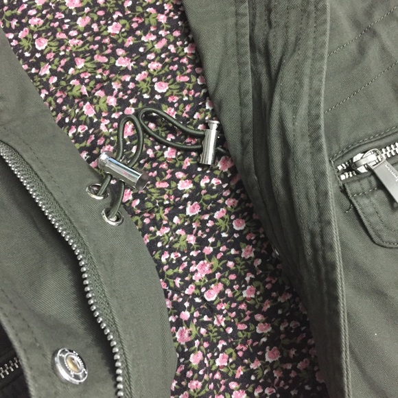 🆕 bcbg • khaki hooded floral jacket - Picture 6 of 8