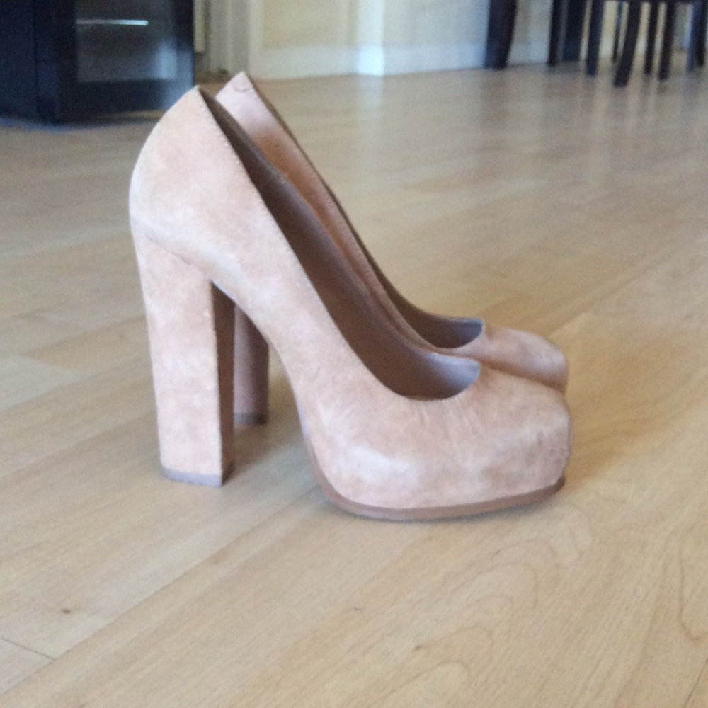 Steve madden nude suede pumps