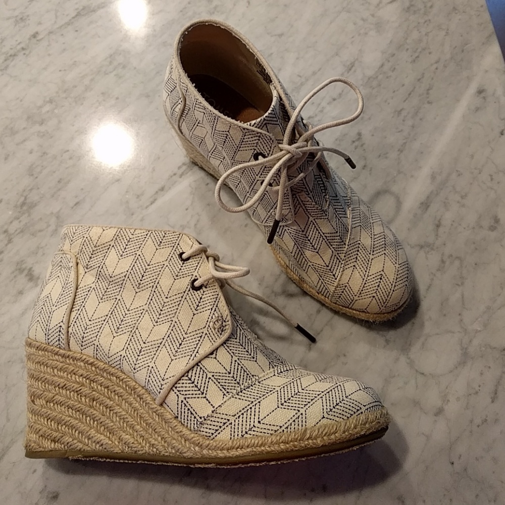 TOMS wedges - like NEW