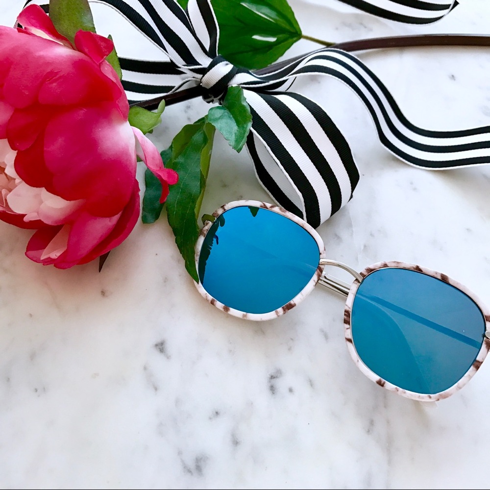 🎁2 for $24! Blue Mirrored Marbled Sunglasses - Picture 2 of 6