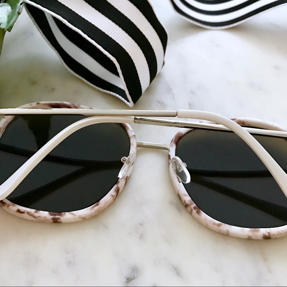 🎁2 for $24! Blue Mirrored Marbled Sunglasses - Picture 4 of 6