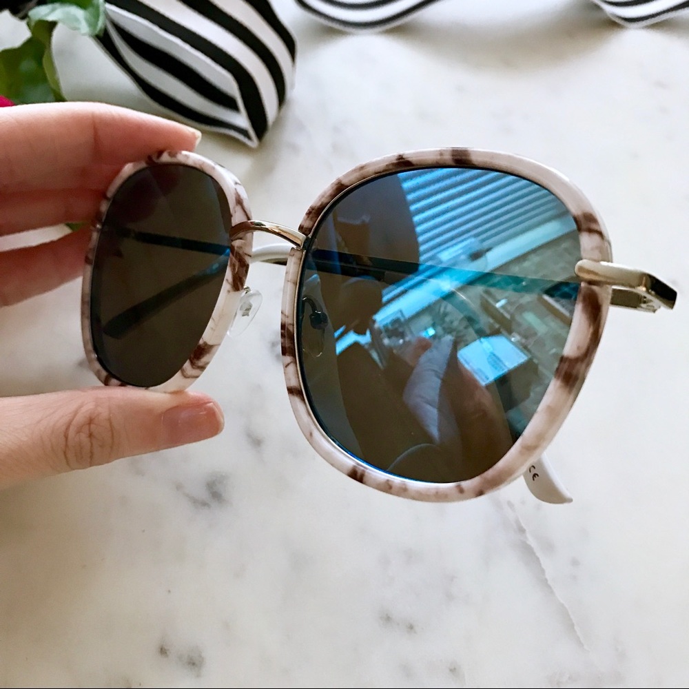 🎁2 for $24! Blue Mirrored Marbled Sunglasses - Picture 6 of 6