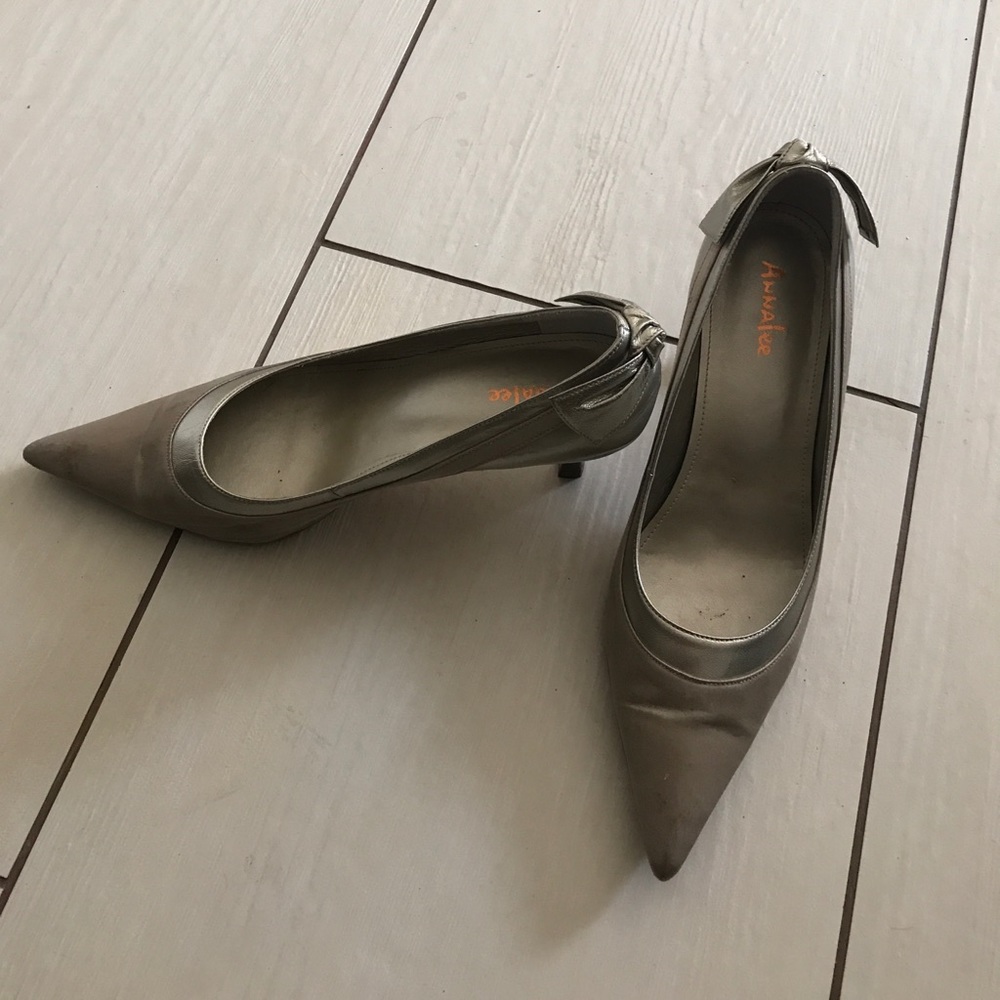 Annalee satin pumps with back bow detail