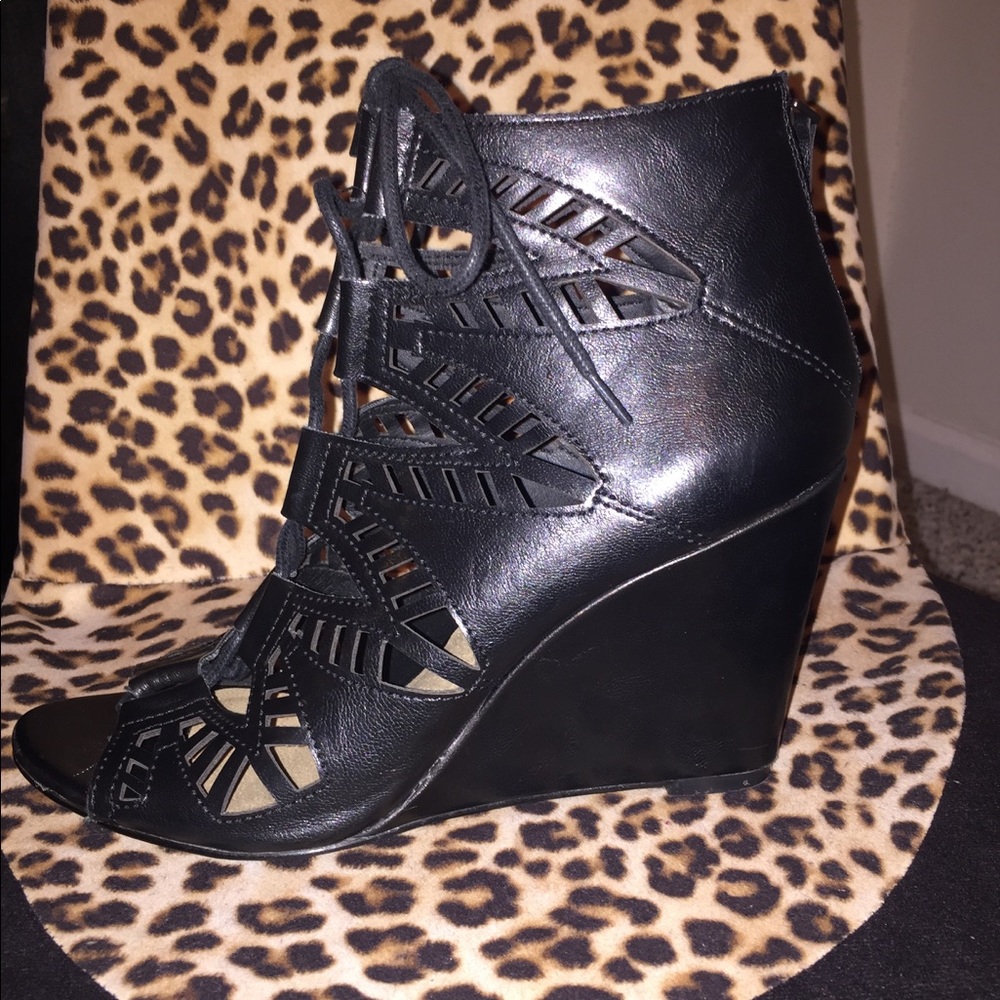 Cute Open Toed Wedged Shoes