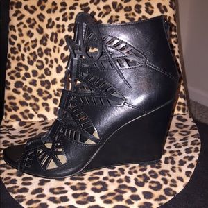 Cute Open Toed Wedged Shoes