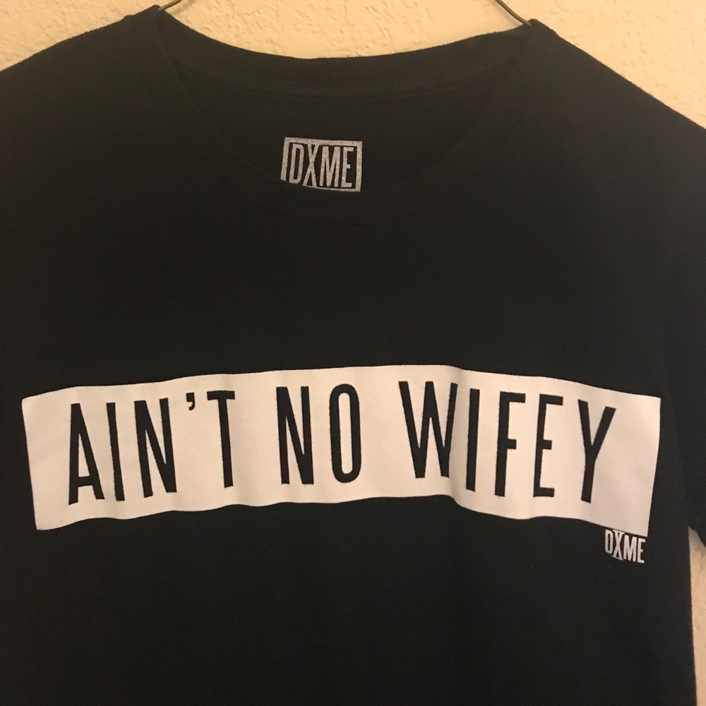 DIMEPIECELA Ain’t No Wifey Tee