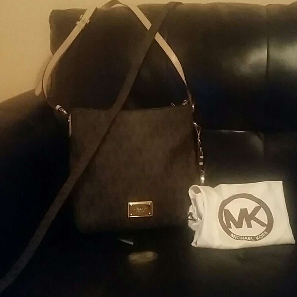 Michael Kors Classic with reversible belt (lg)