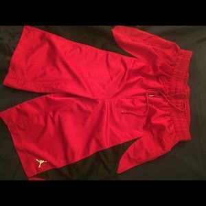 Athletic basketball shorts