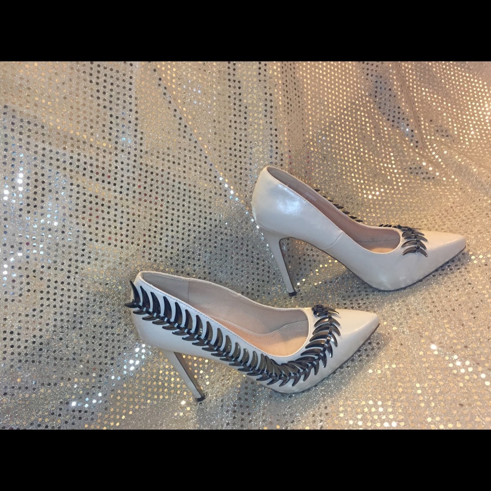 Size 7 Sophie & Lee pumps... Wore twice