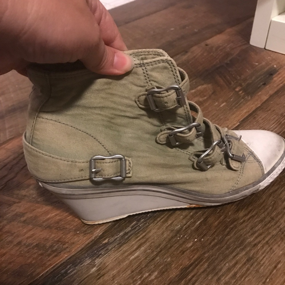 Wedged tennis shoes