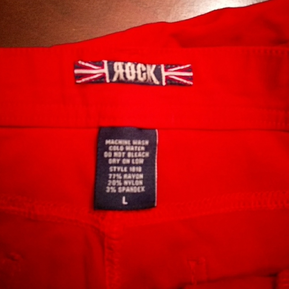 Red shorts - Picture 3 of 3